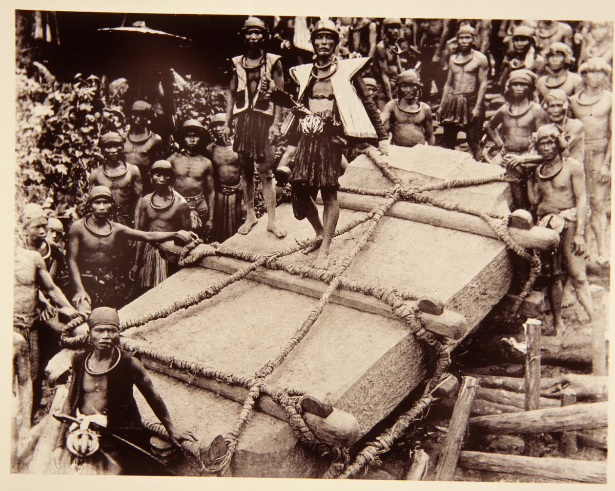 Popolo Nias che trasporta un megalite, c.1920 da Italian Photographer