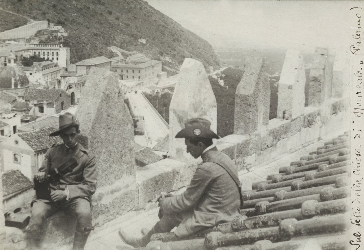 Due soldati fotografati sul tetto della chiesa di Monreale, 1910 da Italian Photographer