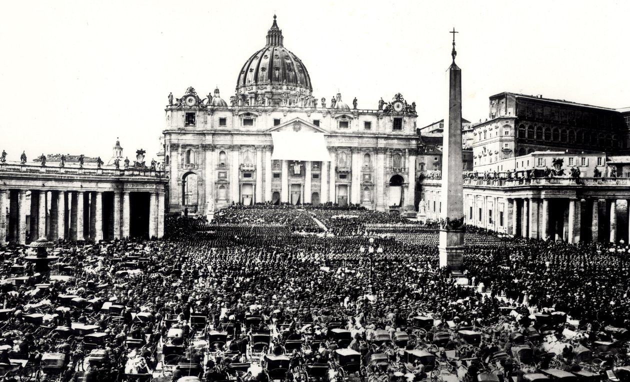 Veduta di una folla nella piazza e basilica di San Pietro, Vaticano, c.1865 da Italian Photographer