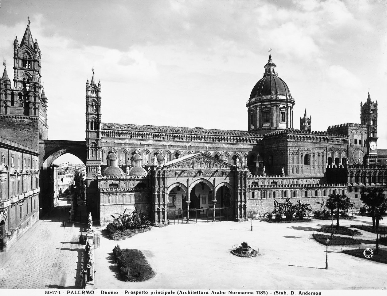Vista del lato destro della Cattedrale di Palermo, Sicilia, c.1929 da Italian Photographer