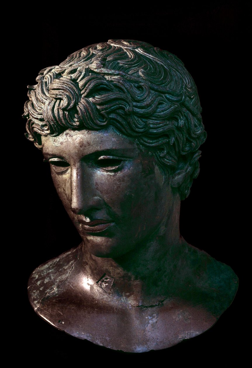 Testa in bronzo di atleta vincitore con corona d