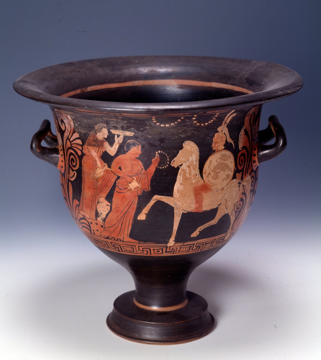 Cratere di Cuma che rappresenta una scena di offerta (terracotta, 320-310 a.C.) da Italian Peninsula