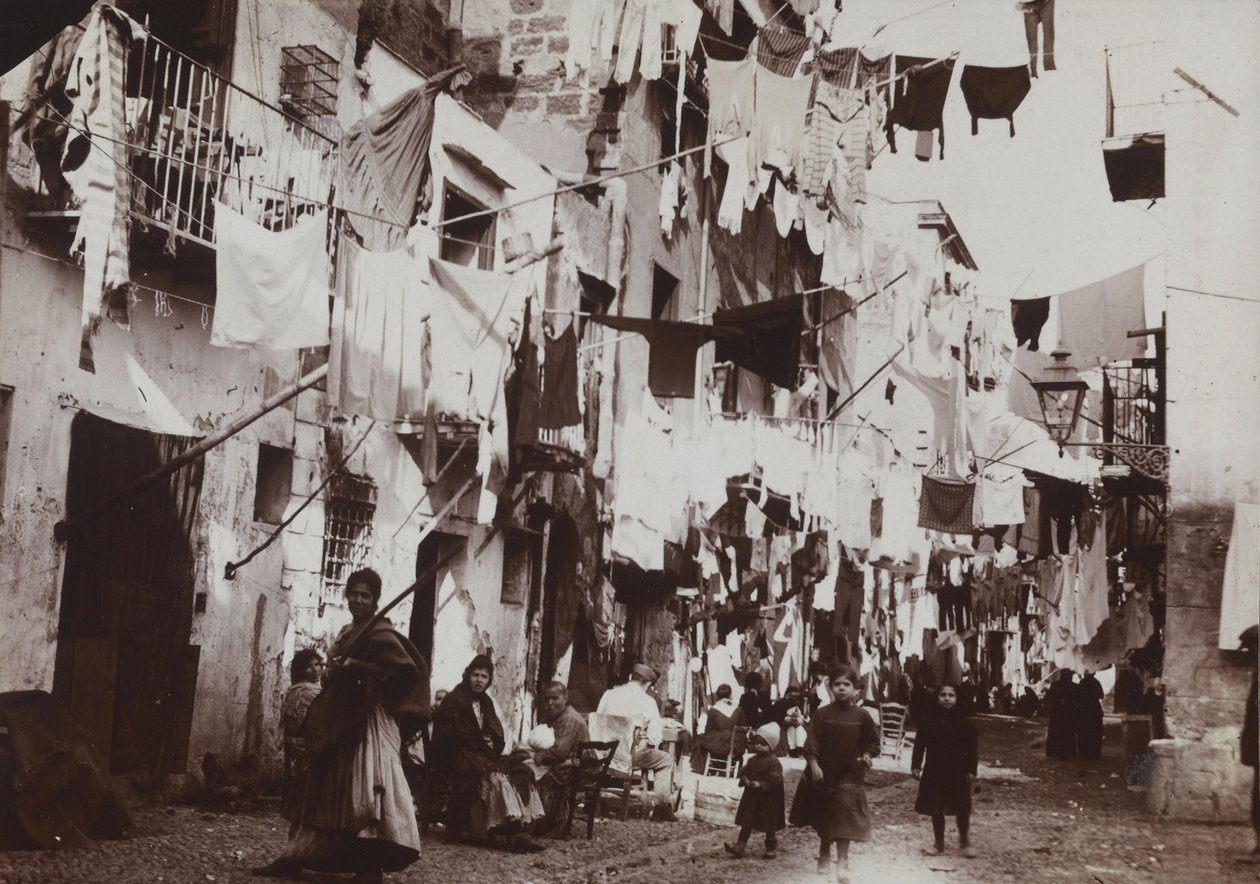Una strada caratteristica di Palermo, 1920 da Italian Photographer