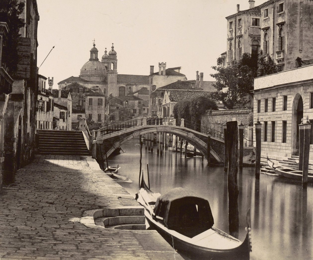 Ponte sul Rio Ognissanti a Venezia, c.1875 da Italian Photographer