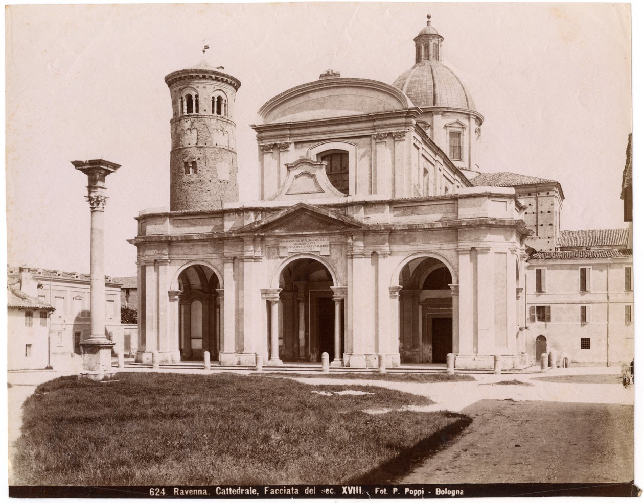Cattedrale della Risurrezione di Nostro Signore Gesù Cristo, Ravenna, Emilia-Romagna, Italia, fotografia di Pietro Poppi, Bologna, ca 1900 da Italian Photographer