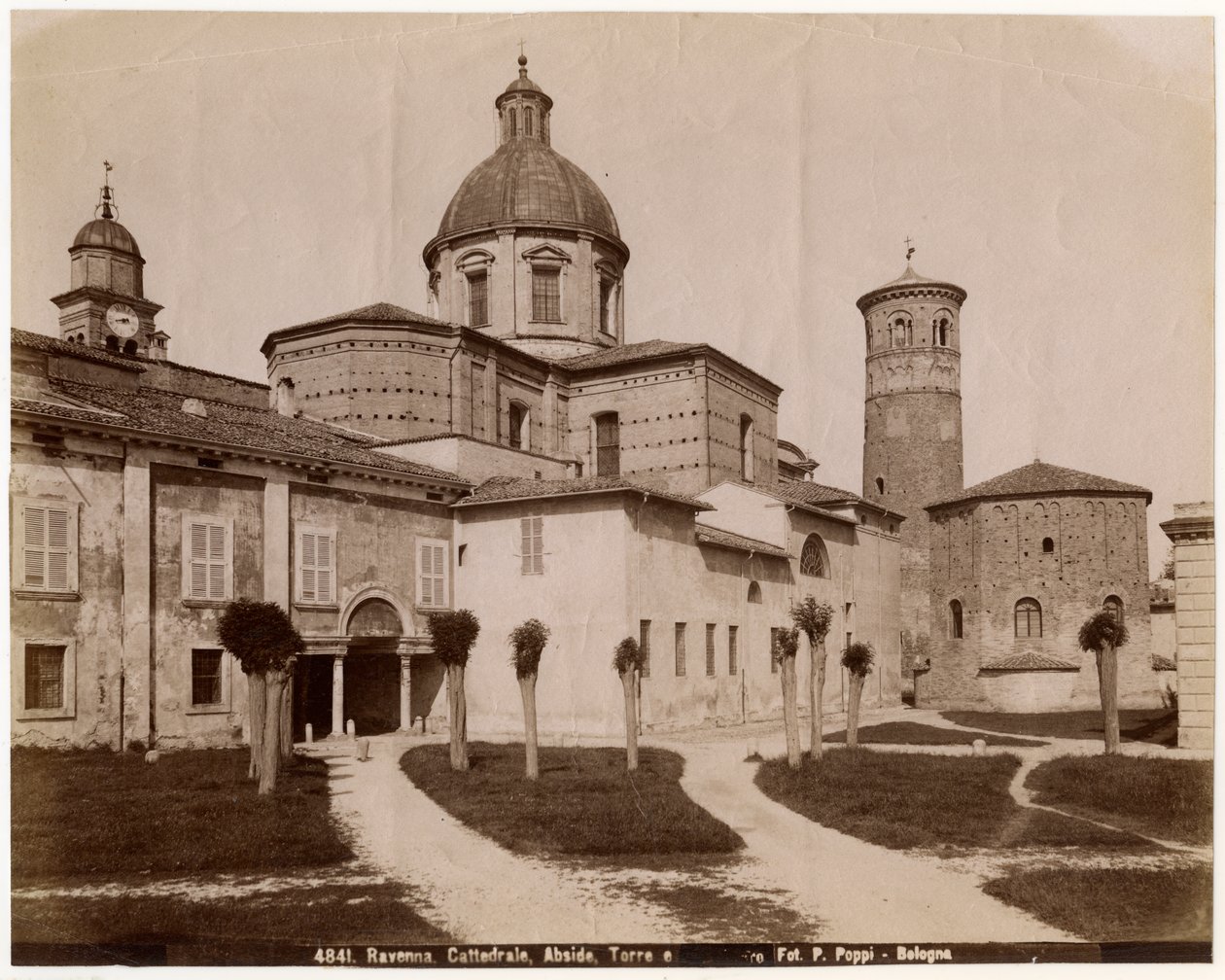 Cattedrale della Resurrezione di Nostro Signore Gesù Cristo, con battistero a destra, Ravenna, Emilia-Romagna, Italia, fotografia di Pietro Poppi, Bologna, ca 1900 da Italian Photographer