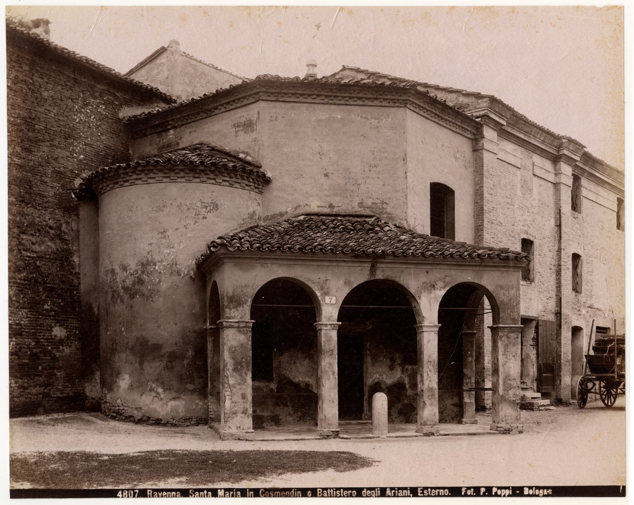 Chiesa di Santa Maria in Cosmedin o Battistero degli Ariani, Ravenna, Emilia-Romagna, Italia, fotografia di Pietro Poppi, Bologna, ca 1900 da Italian Photographer