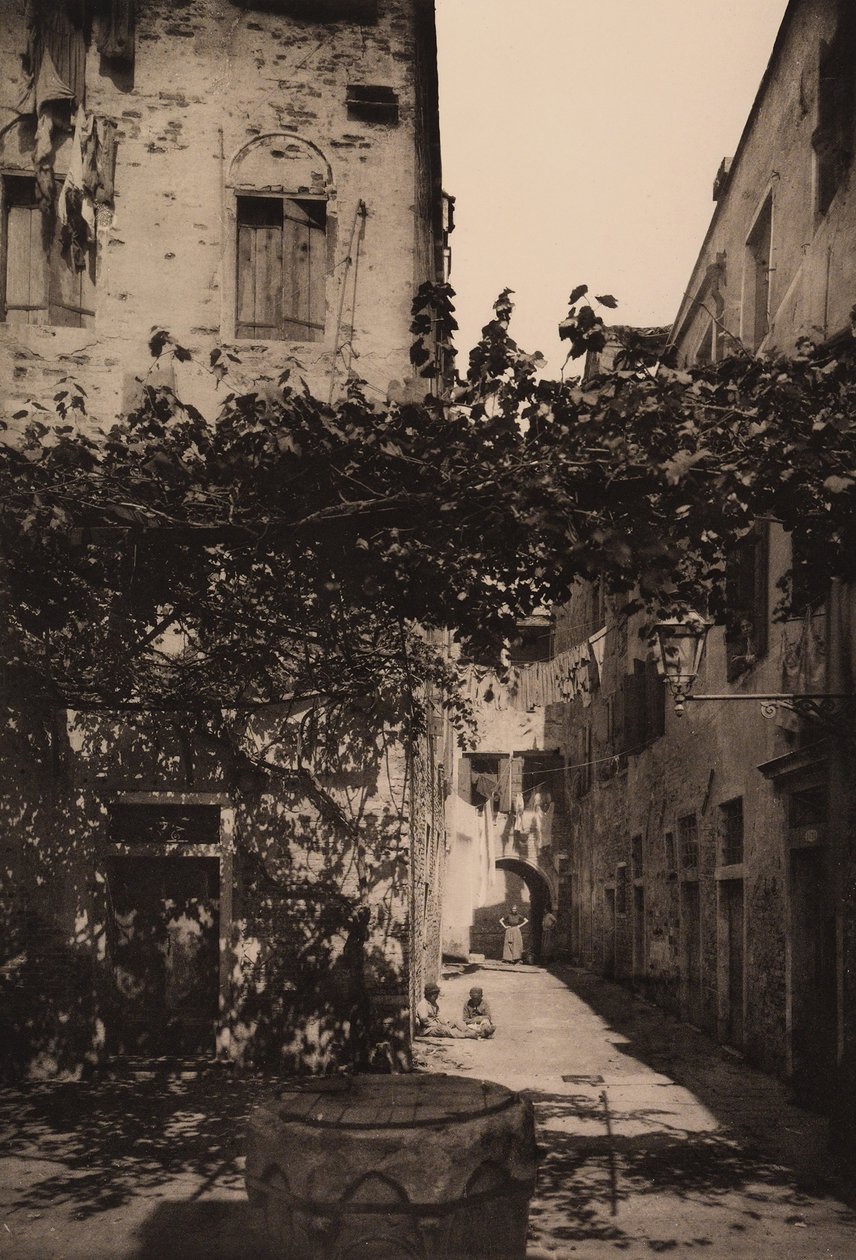 Corte Dolfin a Castello, 1892 da Italian Photographer