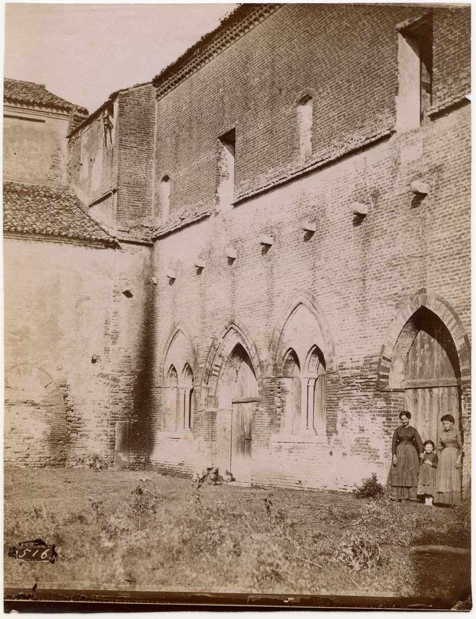 Esterno della sala capitolare, abbazia di Pomposa, Emilia-Romagna, Italia, fotografia di Luigi Ricci, Ravenna da Italian Photographer