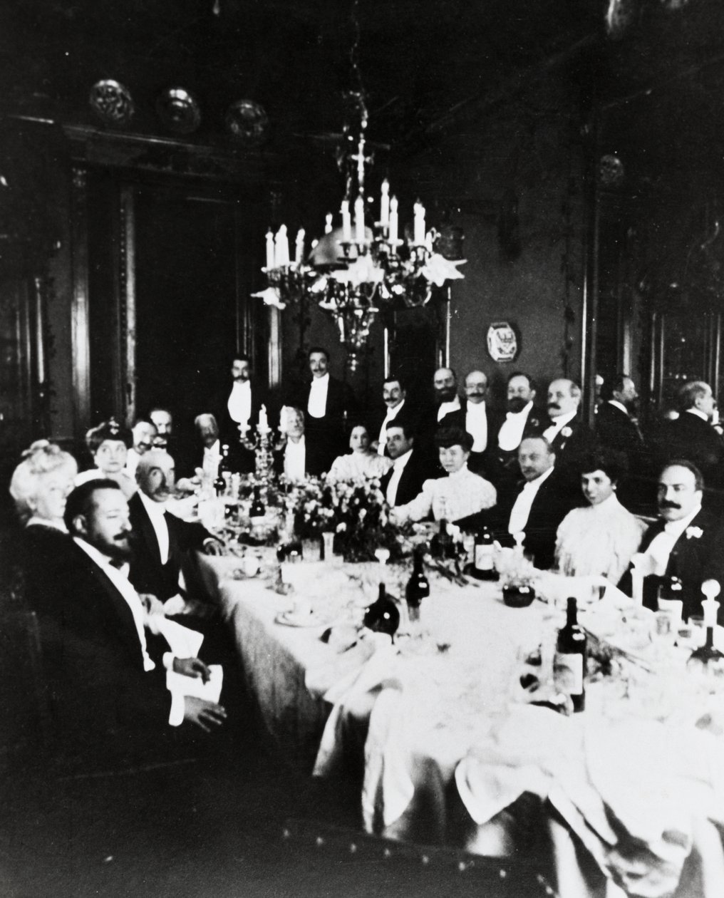 Pranzo a Casa Sonzogno, tra gli ospiti è possibile riconoscere Francesco Cilea, Pietro Mascagni, Umberto Giordano, Carlo Romussi, Arturo Colautti, Amintore Galli ed Edoardo Sonzogno, Milano da Italian Photographer