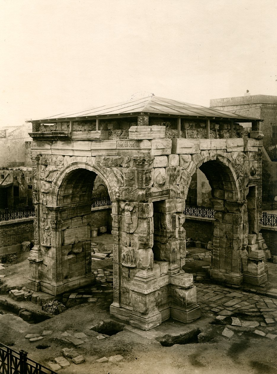 Arco di Marco Aurelio dopo i restauri, Tripoli, Libia da Italian Photographer