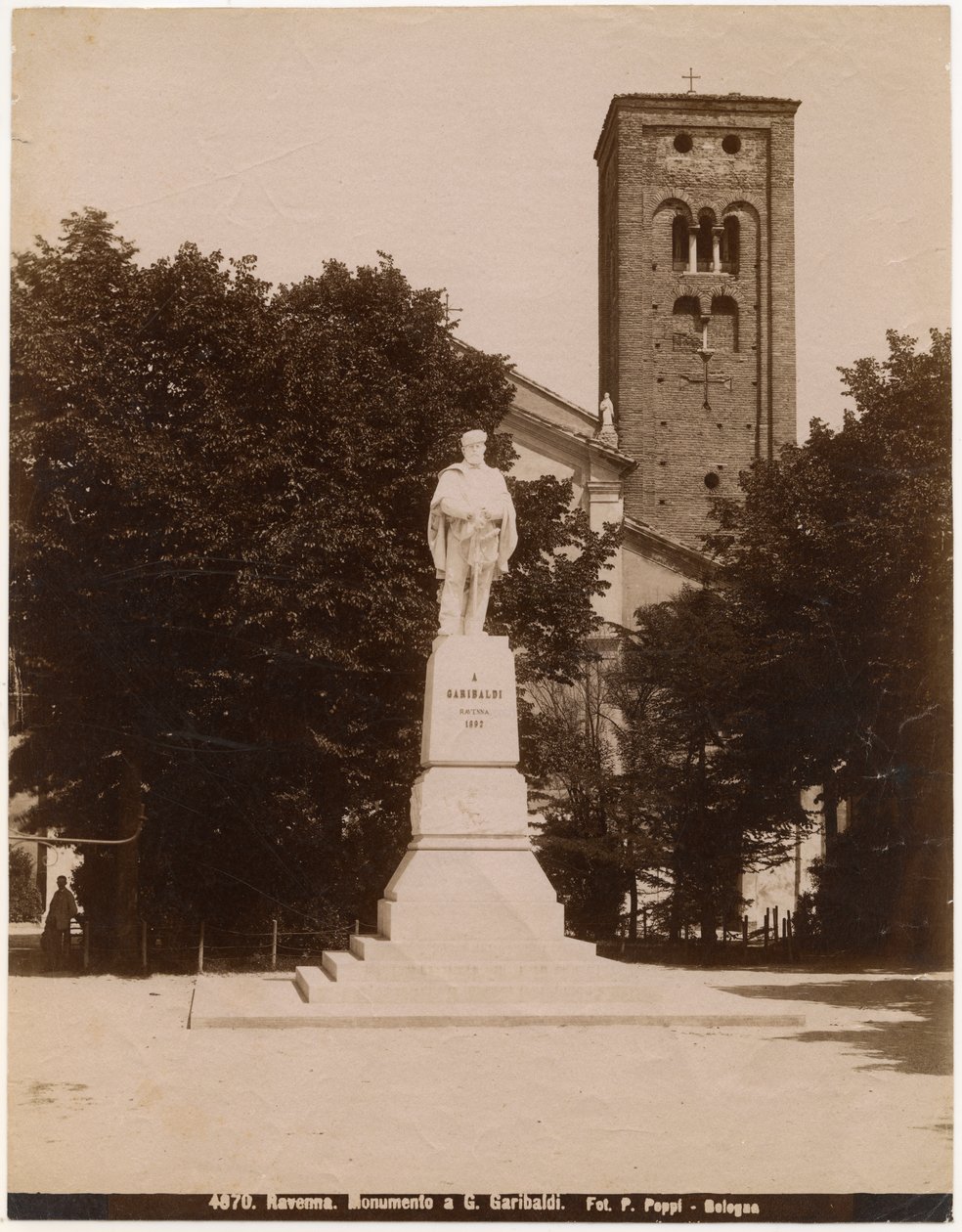 Monumento a Giuseppe Garibaldi in Piazza San Francesco, con la Chiesa di San Francesco sullo sfondo, Ravenna, Emilia-Romagna, Italia, fotografia di Pietro Poppi, Bologna, ca 1900 da Italian Photographer