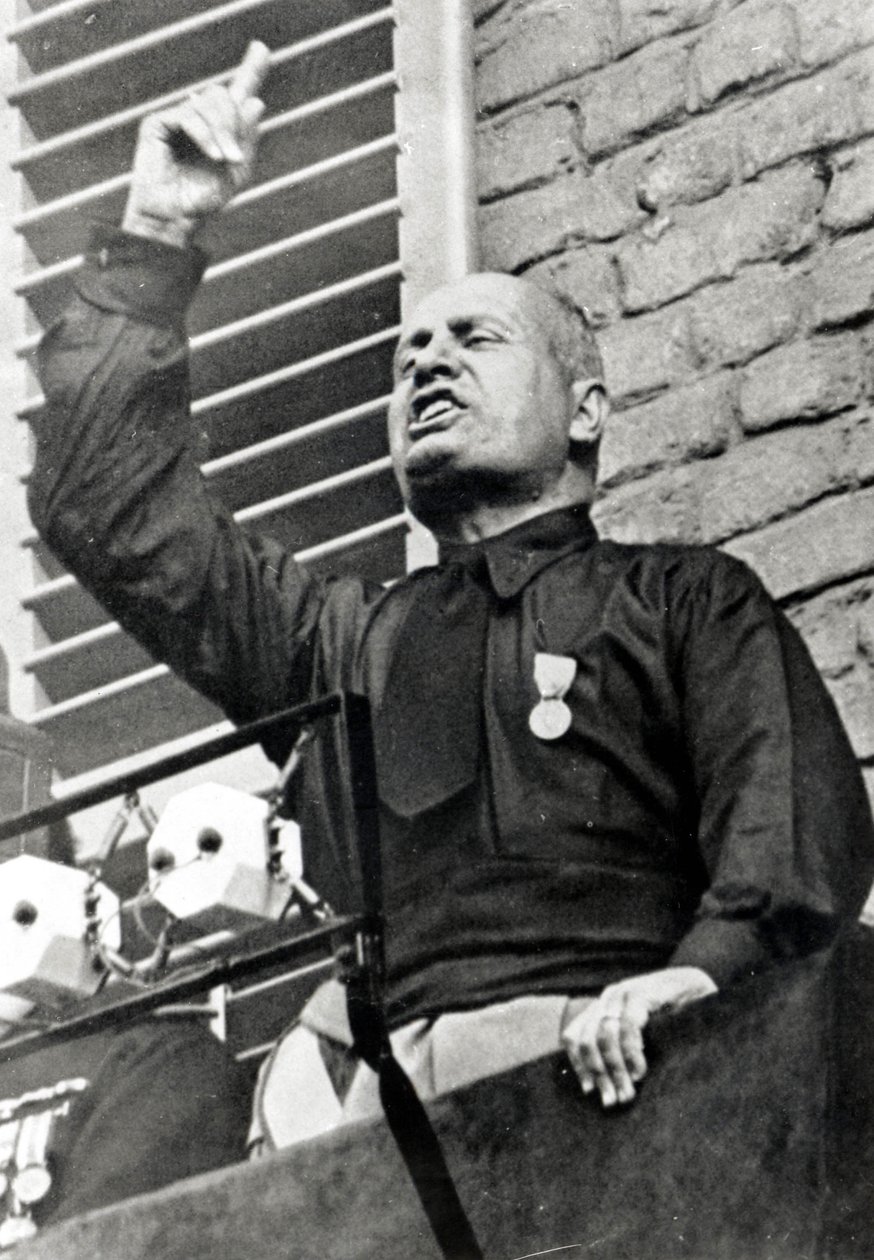 Mussolini in camicia nera da Italian Photographer