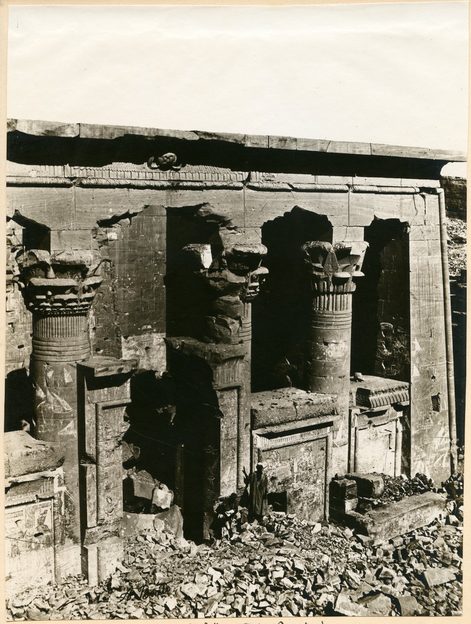Pronao del Tempio di Mandulis, Kalabsha, Egitto, fotografia di Antonio Beato da Italian Photographer