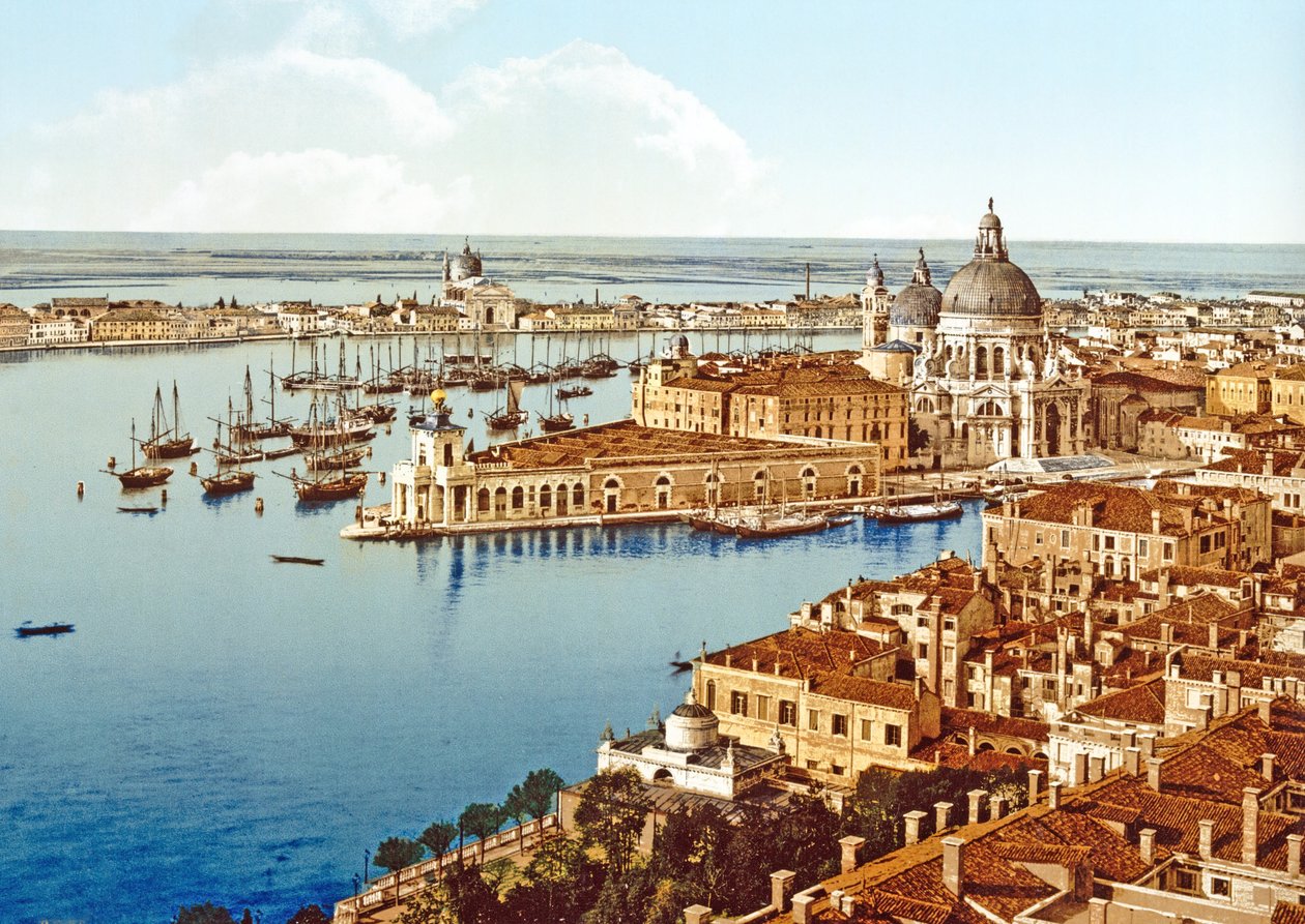 Santa Maria della Salute dal Campanile di Piazza San Marco, Venezia, pub. c.1900 da Italian Photographer