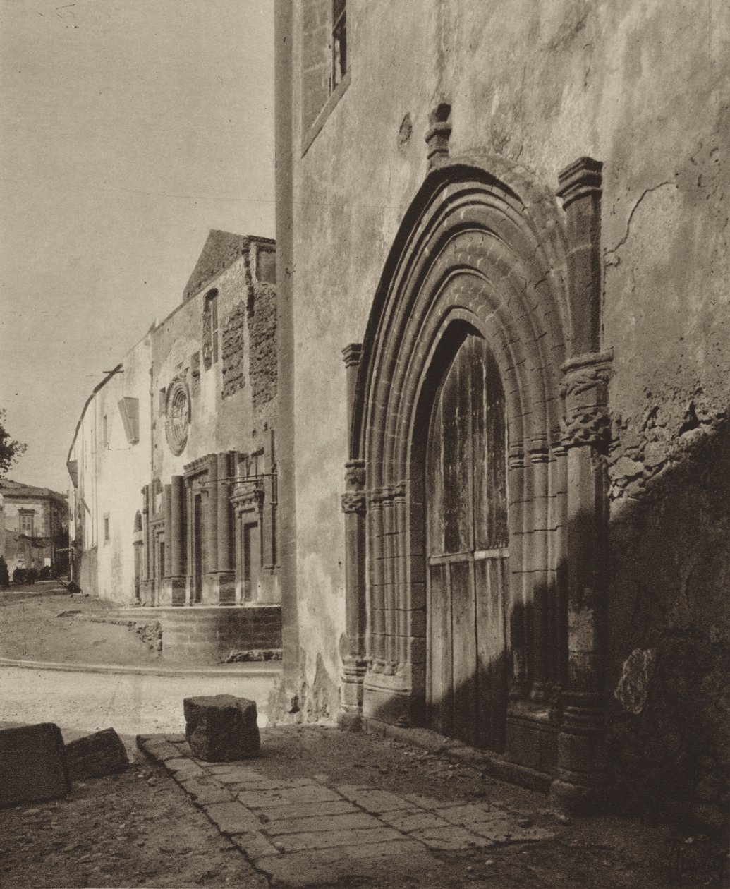 Sicilia / Sicily: Sciacca, Portale gotico (b/w photo) da Italian Photographer