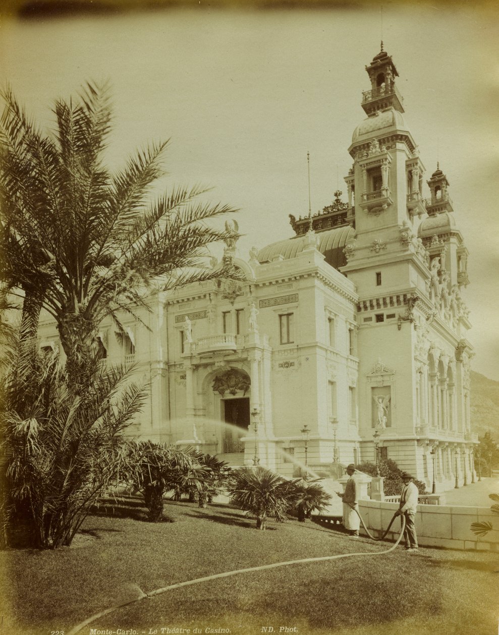 Il teatro annesso al Casinò di Montecarlo. In primo piano, una vista del giardino adornato con palme da Italian Photographer