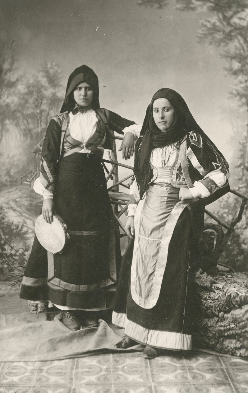 Due donne con abiti tradizionali di Belvi e Aritzo, Sardegna, Italia, 1910 ca. da Italian Photographer