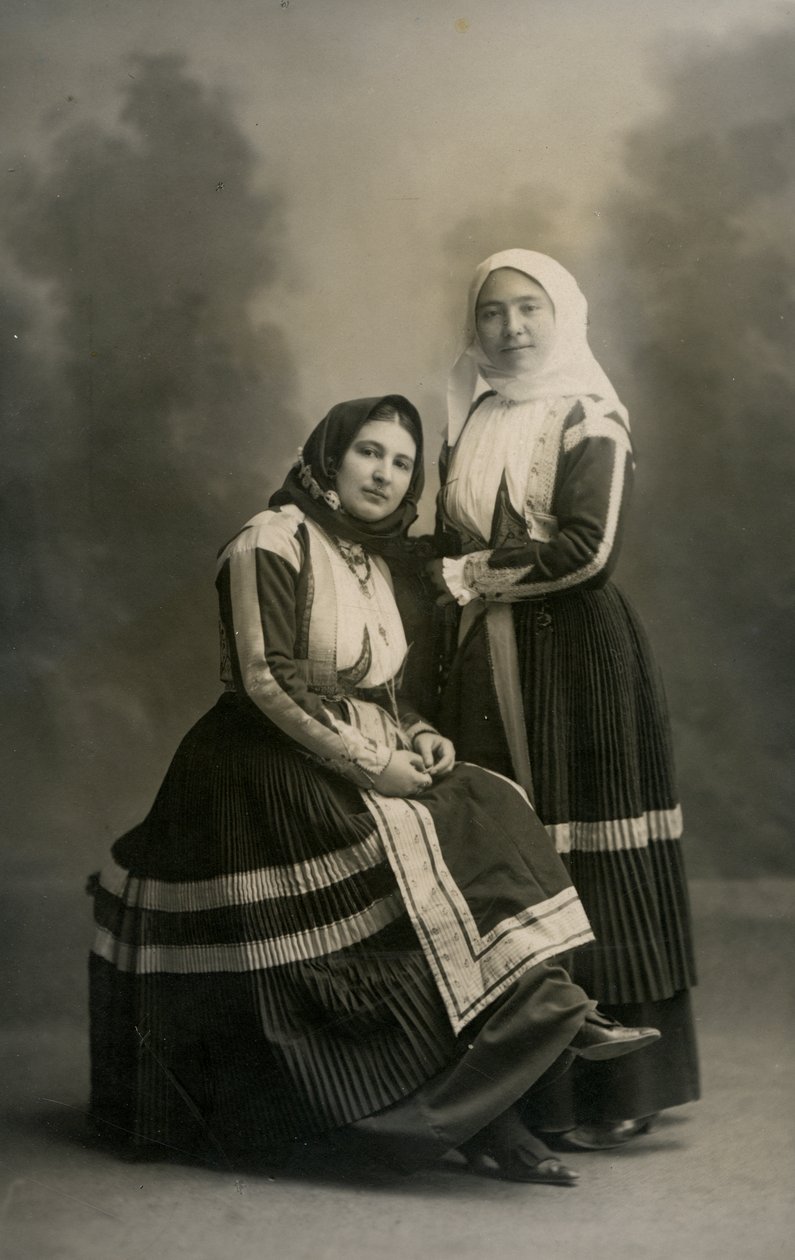 Due donne in costume tradizionale, Fonni, Sardegna, Italia, 1915 ca. da Italian Photographer