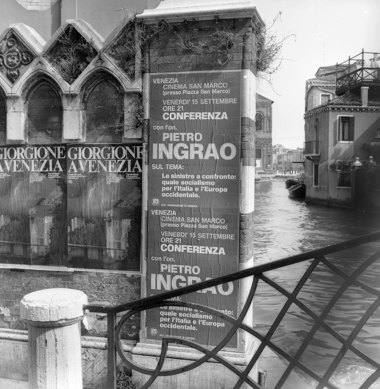 Veduta di un canale a Venezia con manifesti che pubblicizzano una mostra di Giorgione e un manifesto politico in primo piano da Italian Photographer