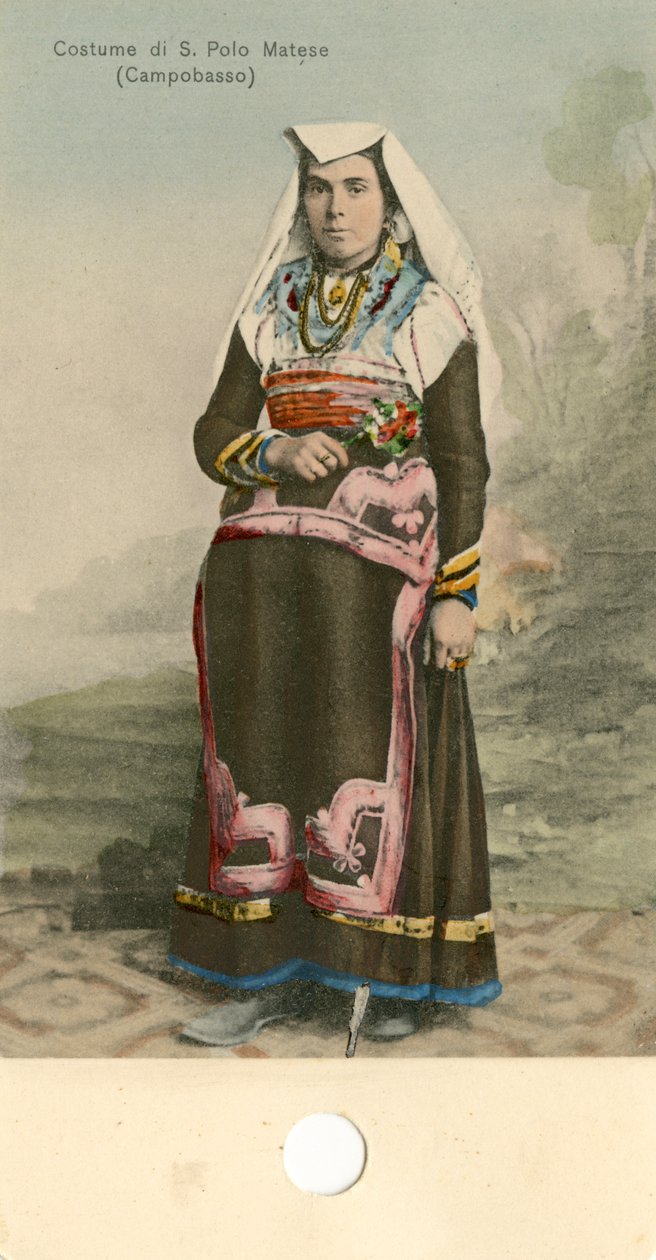 Donna in costume tradizionale, San Polo Matese, Molise, Italia, ca 1910 da Italian Photographer