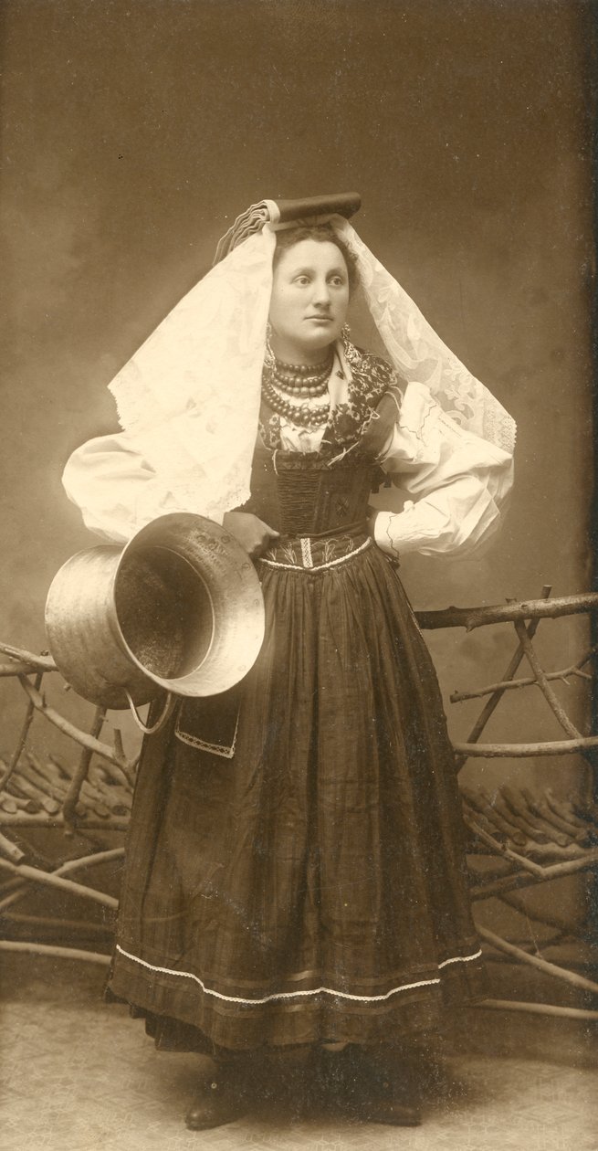 Donna con costume tradizionale e contenitore di rame in mano, Abruzzo, Italia da Italian Photographer