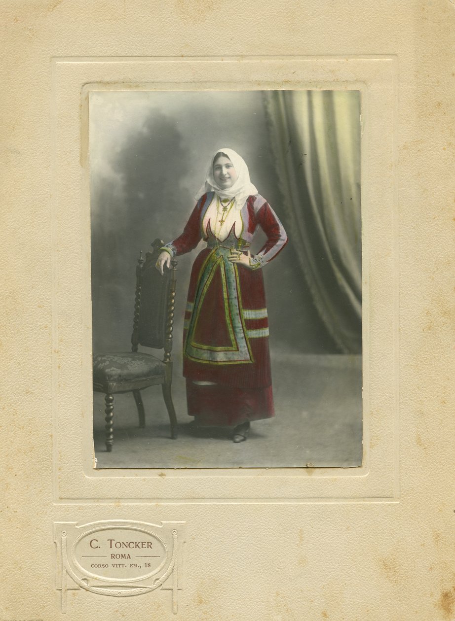 Donna in abito tradizionale, Sardegna, Italia, fotografia di Camillo Toncker, Roma, ca 1910 da Italian Photographer