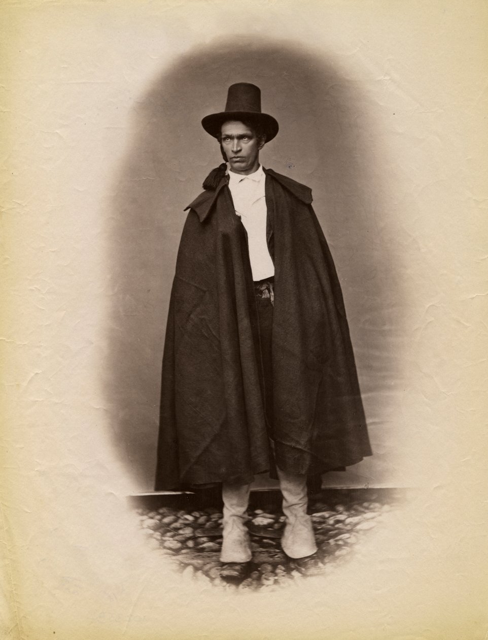 Giovane uomo con mantello e cappello, Parre, Lombardia, Italia, fotografia di Premiata Fotografia Taramelli, Bergamo da Italian Photographer