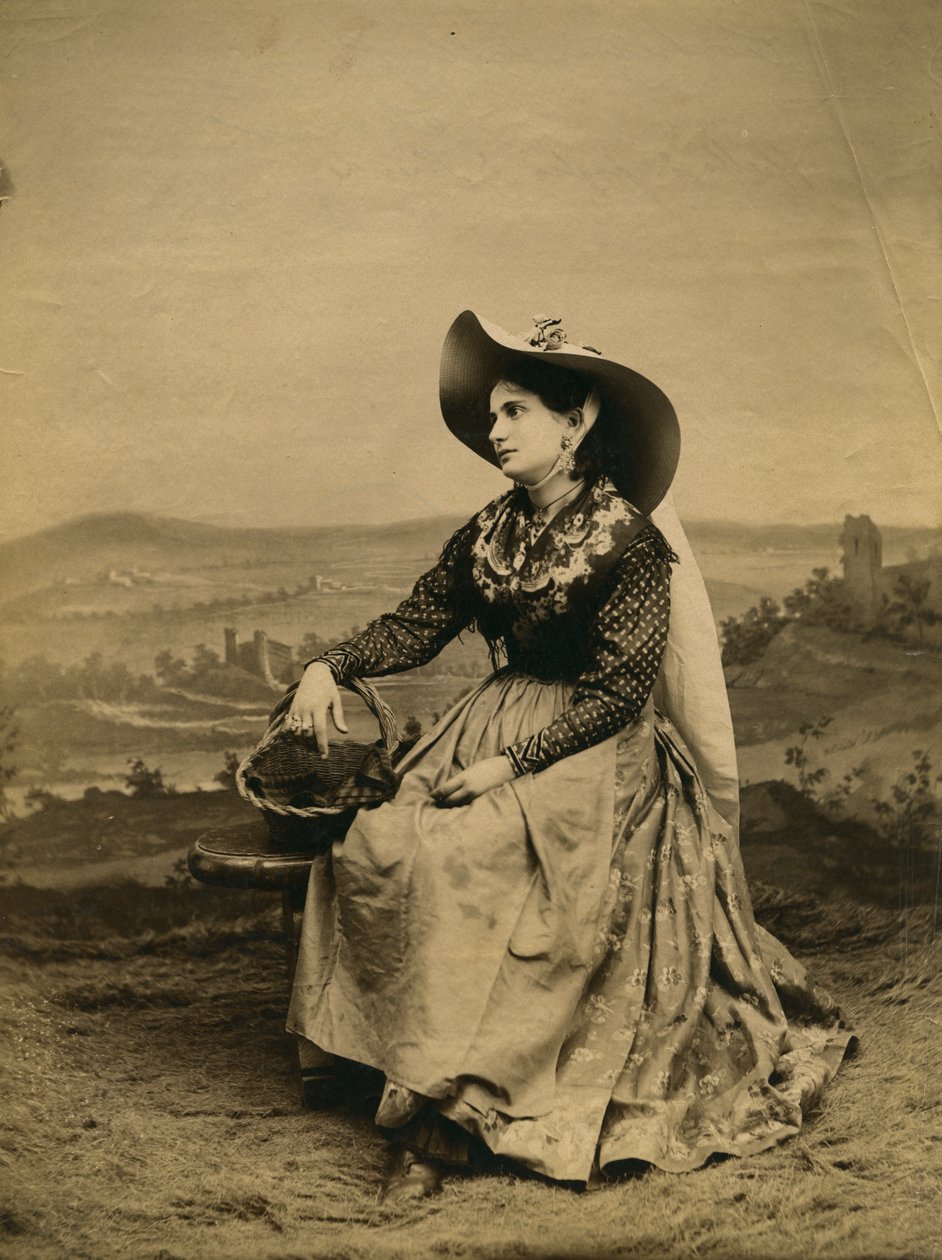 Giovane donna con abiti e cappello di paglia della campagna senese, Toscana, Italia, fotografia di Paolo Lombardi, Siena, ca 1890 da Italian Photographer