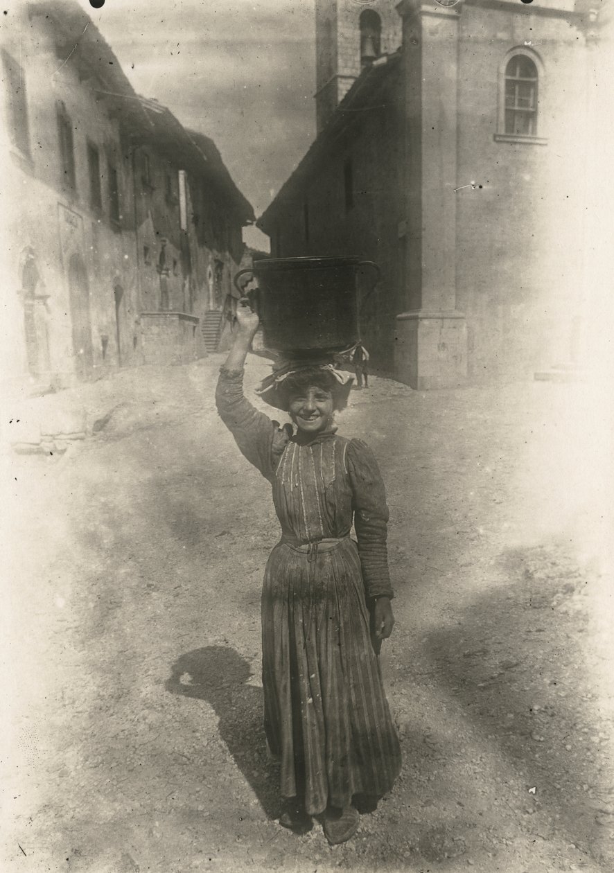 Giovane donna con abiti tradizionali, Roccaraso, Abruzzo, Italia, 1905 ca. da Italian Photographer