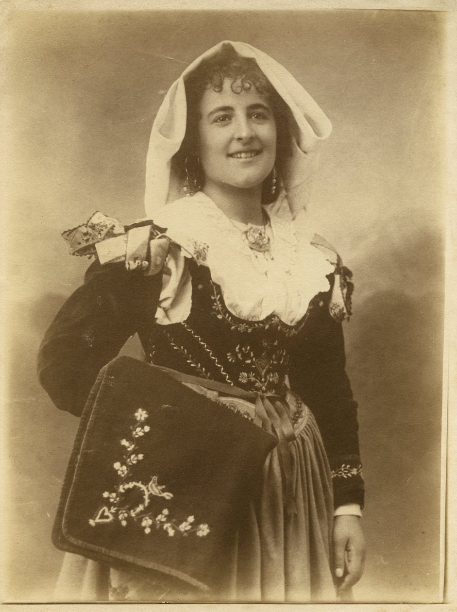 Giovane donna con abito e copricapo tradizionali, Abruzzo, Italia da Italian Photographer