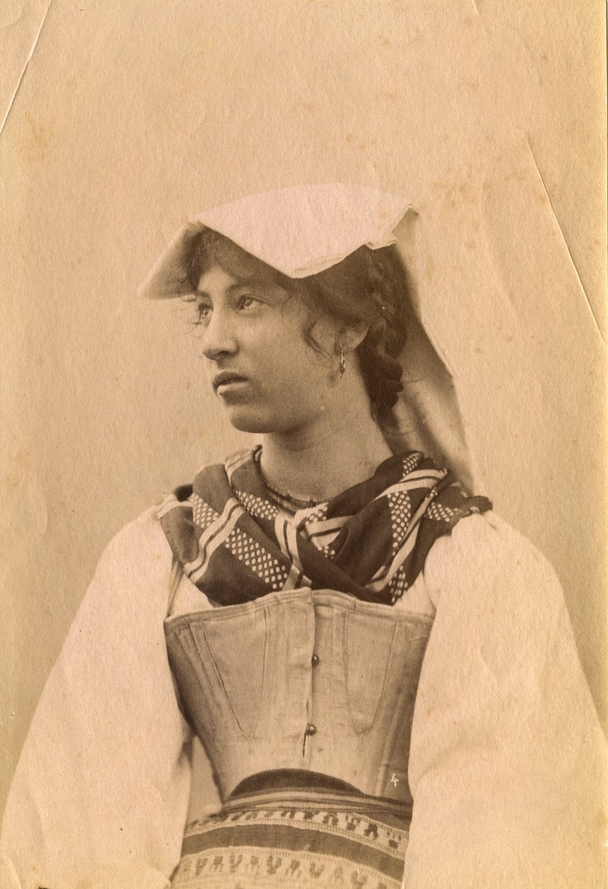 Giovane donna con abito tradizionale e copricapo, campagna romana, Lazio, Italia, 1905 ca. da Italian Photographer