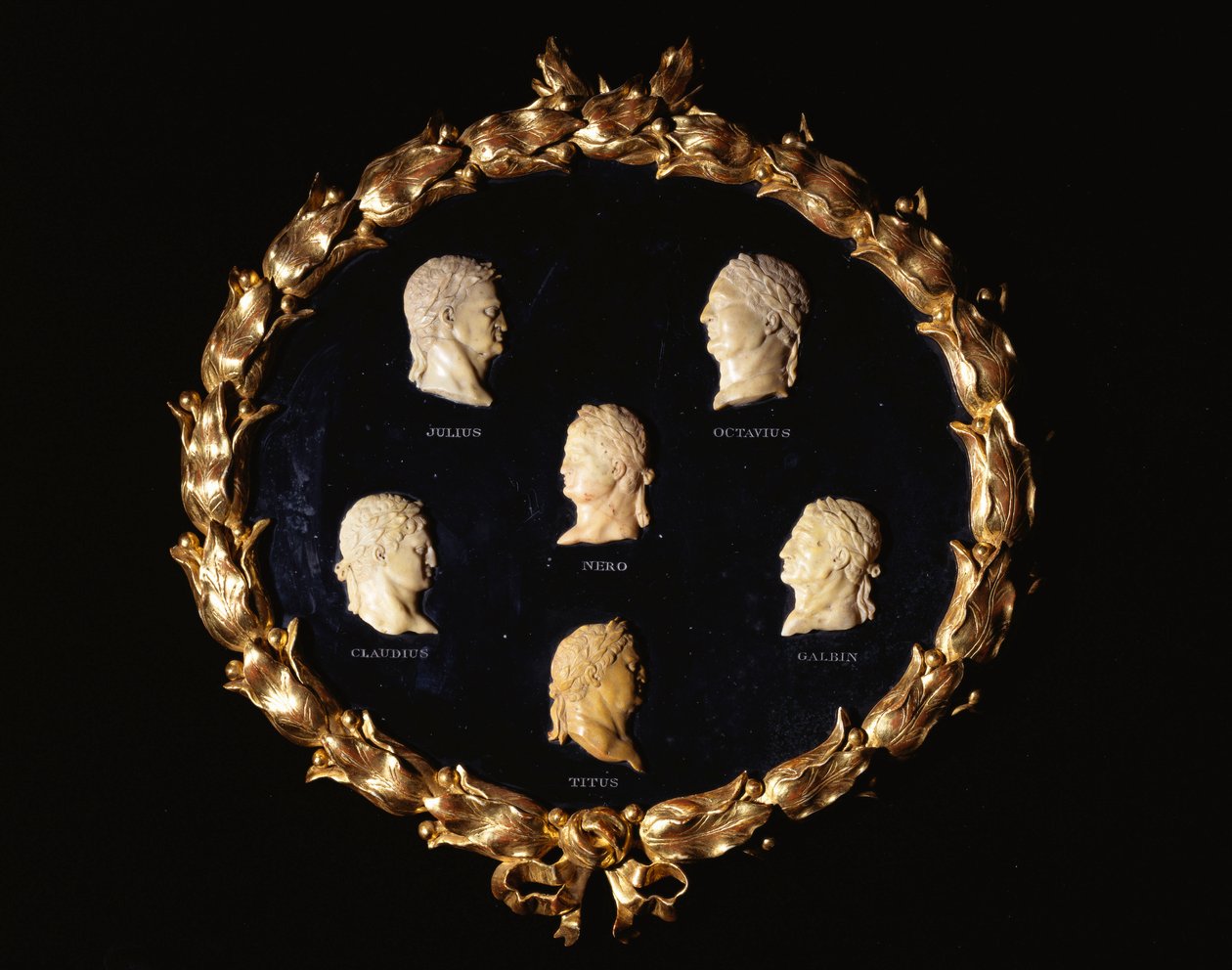 Set di sei rilievi in marmo di Siena italiani con profili di imperatori romani, incisi con i nomi Ottavio, Galbino, Tito, Claudio, Giulio e Nerone da Italian School