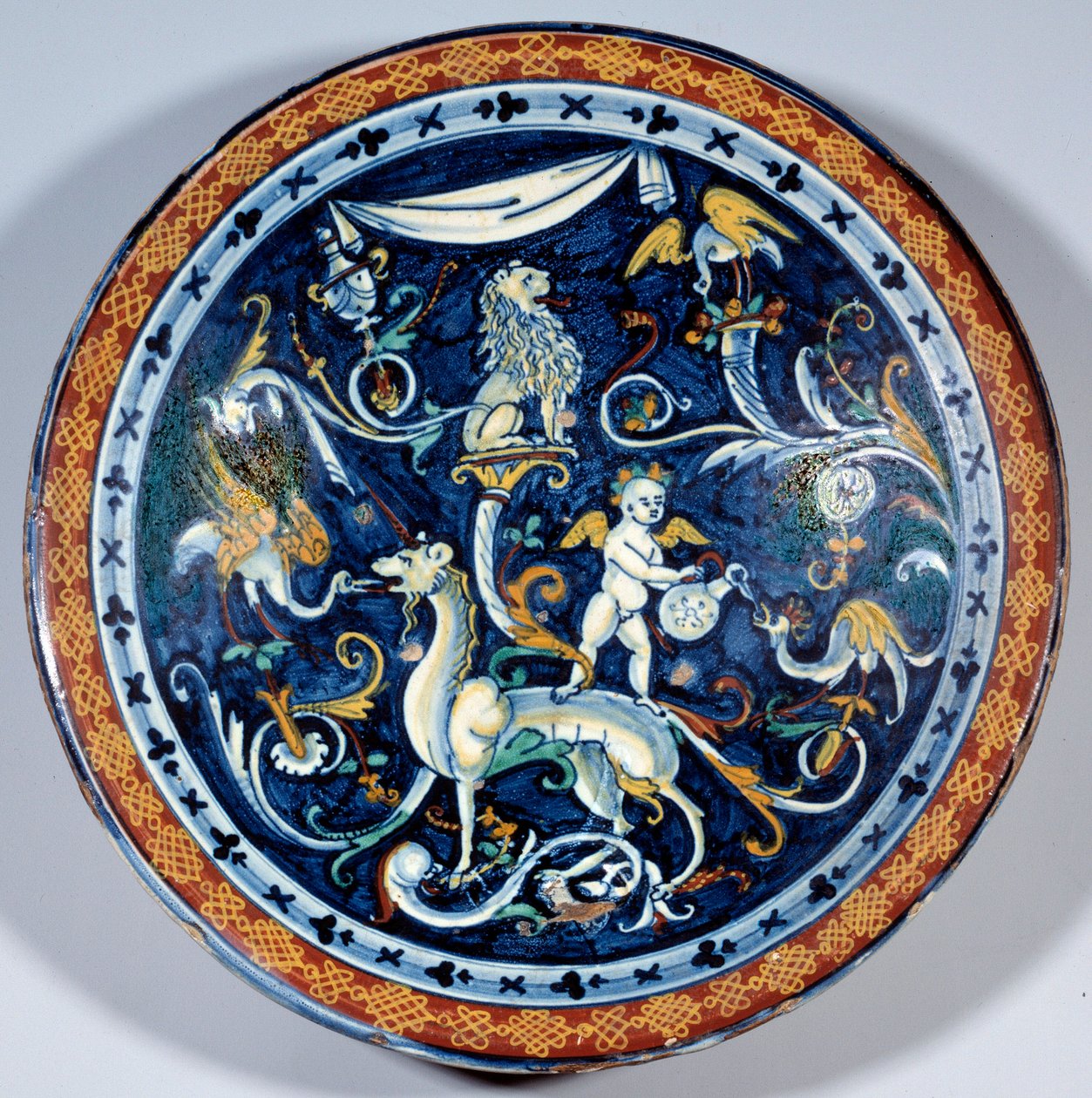 Coppa di maiolica di Cafaggiolo decorata con animali fantastici da Italian School