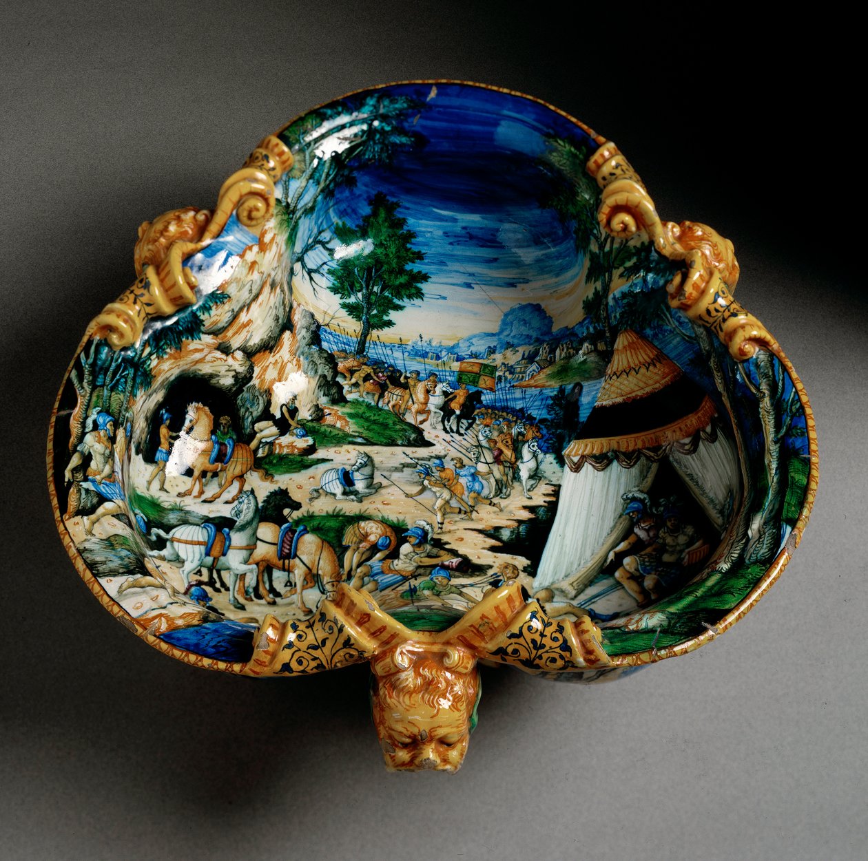 Coppa in ceramica a forma di trifoglio decorata con la rappresentazione di Annibale durante l