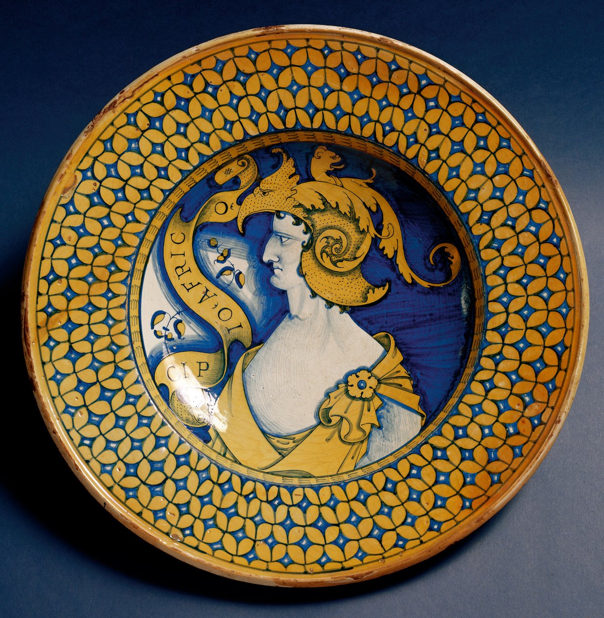 Piatto in ceramica decorato con la rappresentazione di Scipione l