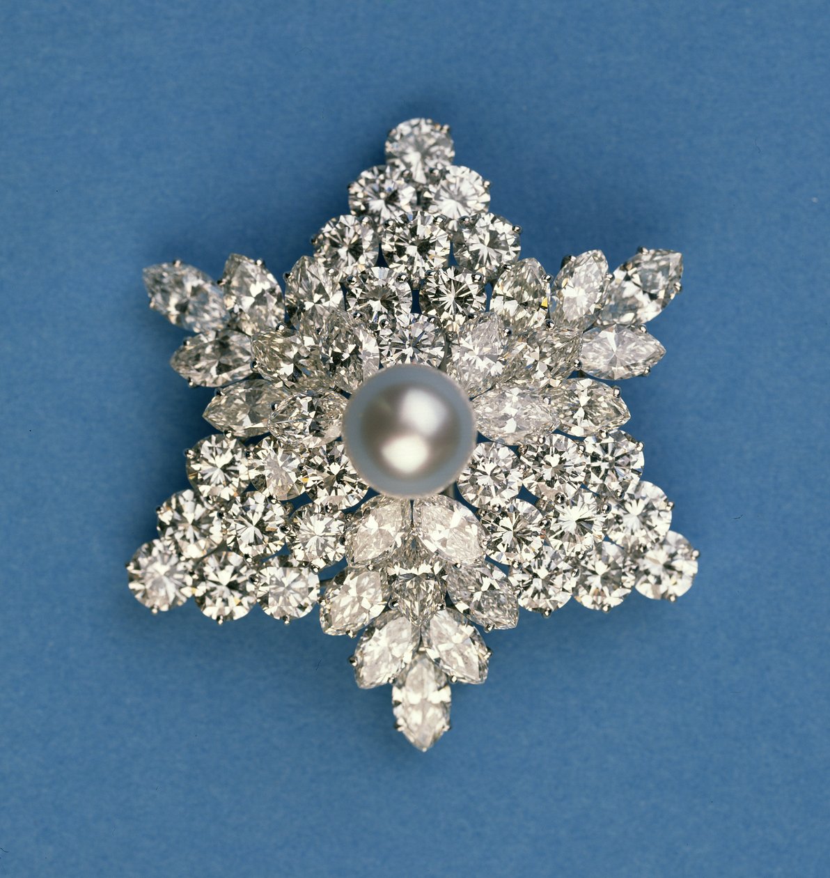 Spilla a fiocco di neve con diamanti circolari e marquise di Bulgari da Italian School