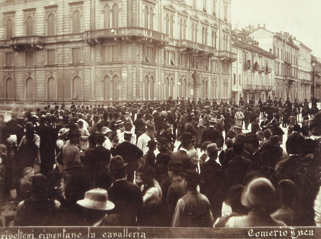 I cittadini sfidano la cavalleria del generale Bava Beccaris, durante i disordini di Milano, 6-9 maggio 1898 da Italian School