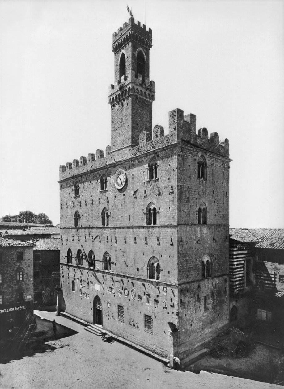 Vista esterna del Palazzo dei Priori da Italian School