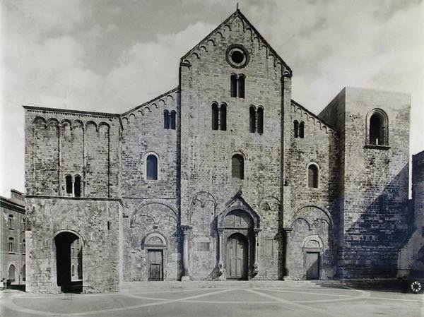 Facciata della basilica, fondata nel 1087 per ricevere le reliquie di San Nicola da Italian School