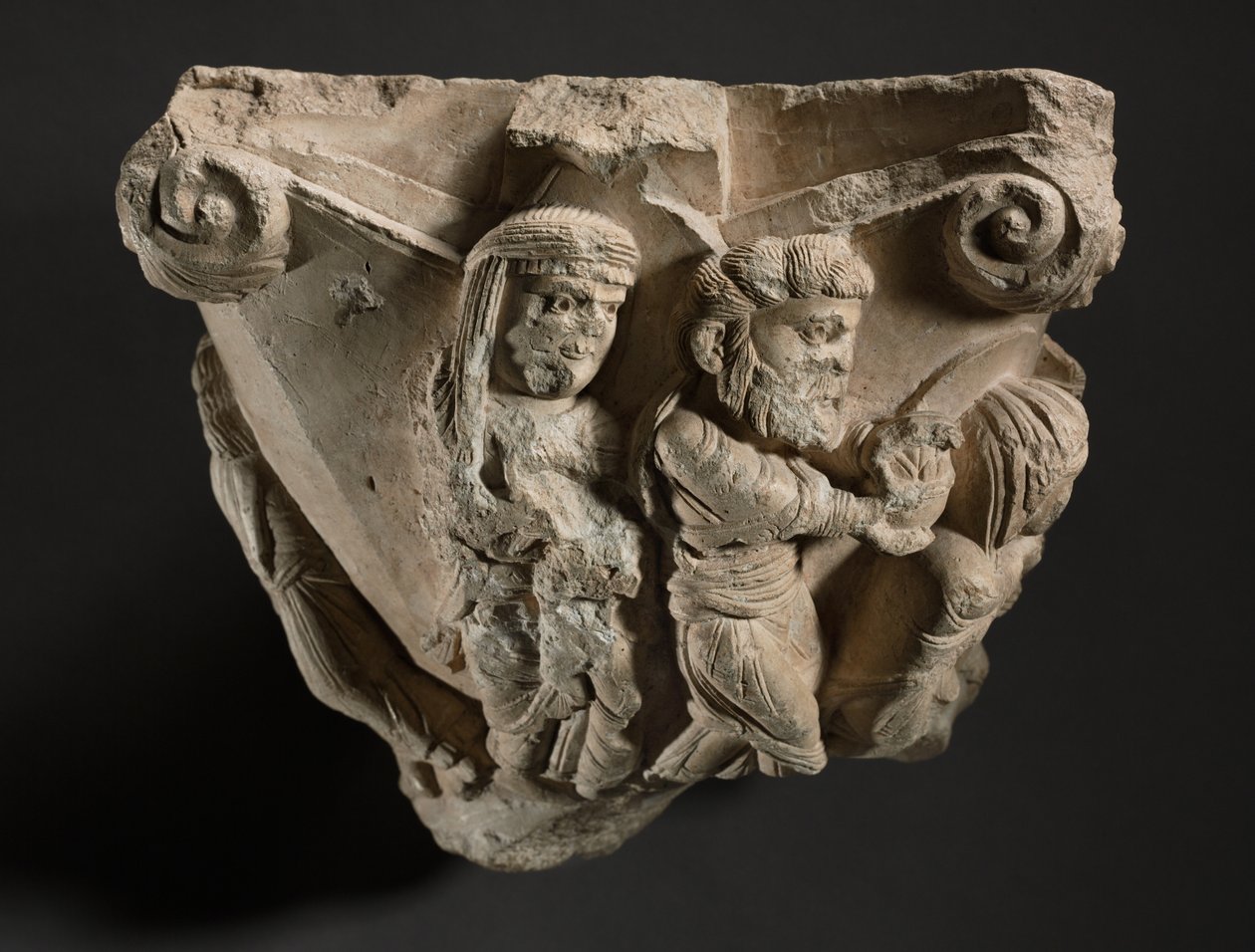 Frammento di un capitello con scene dell