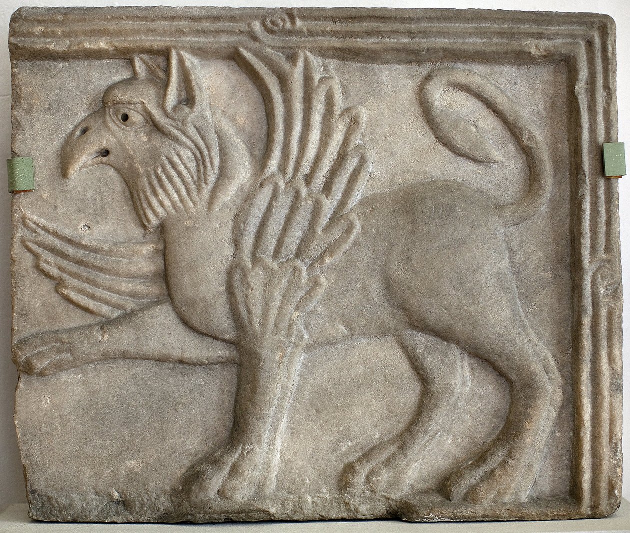 Grifone (o grifo). Bassorilievo scolpito, marmo, Venezia (Italia) XII secolo. Galleria Nazionale, Palazzo Sternberg, Praga (Repubblica Ceca). da Italian School