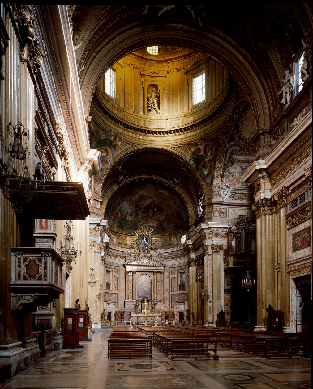 Vista interna della Chiesa del Gesù da Italian School