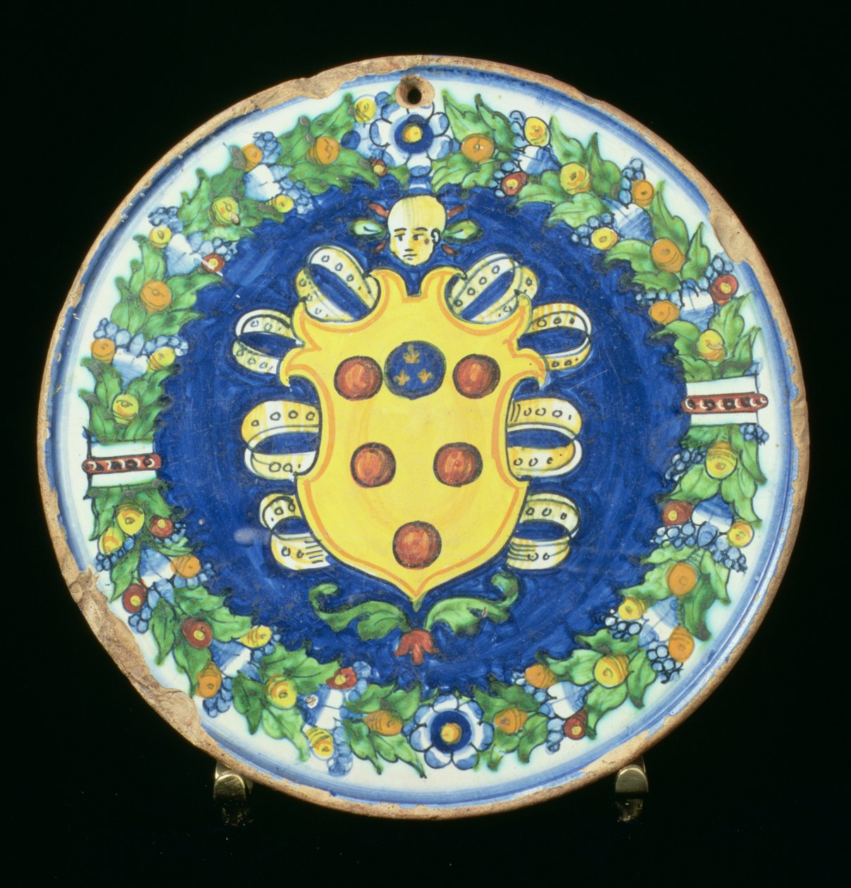 Piatto in maiolica con stemma dei Medici e bordo di foglie e frutta, italiano, XVI secolo da Italian School