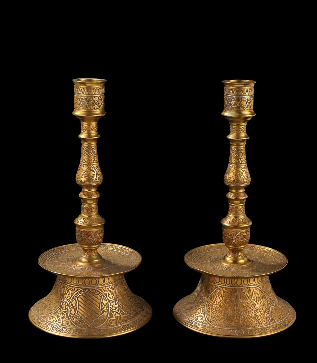 Coppia di candelabri in bronzo fuso con sovrapposizione d