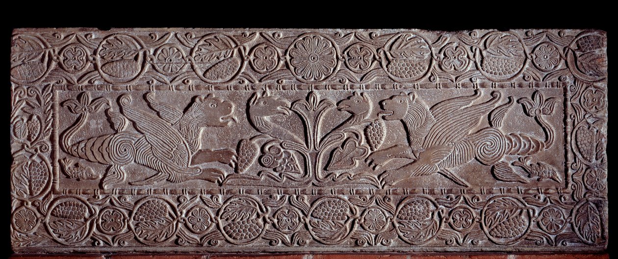 Parapetto di pietra coperto di bassorilievi rappresentanti l