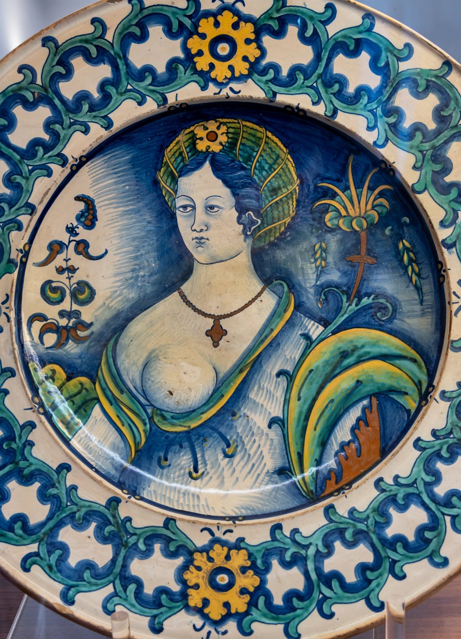 Piatto decorato con busto di una bella donna, con motivo di corona di spine, prima metà del XVI secolo da Italian School