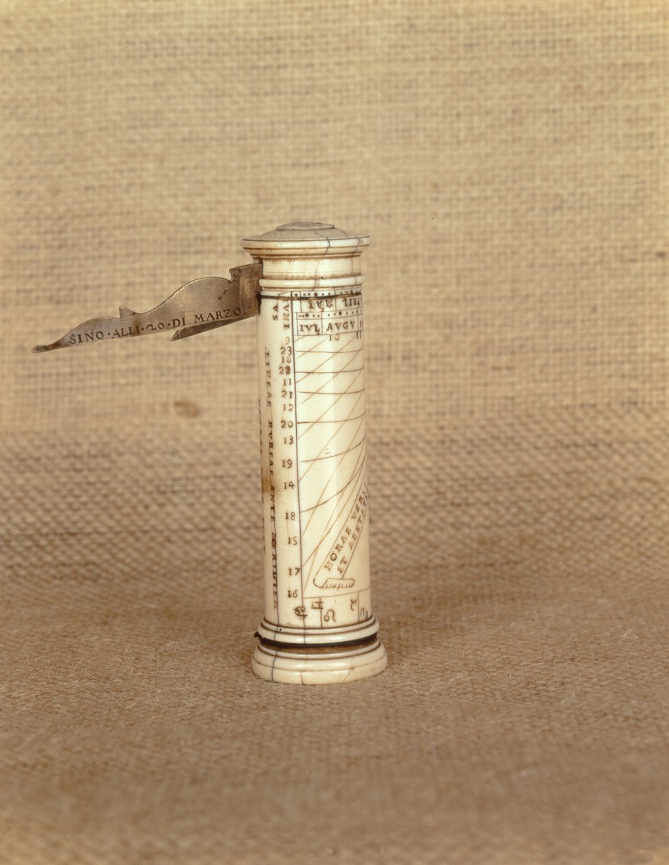 Meridiana portatile a colonna, firmata D. Stephanus, 1587 da Italian School