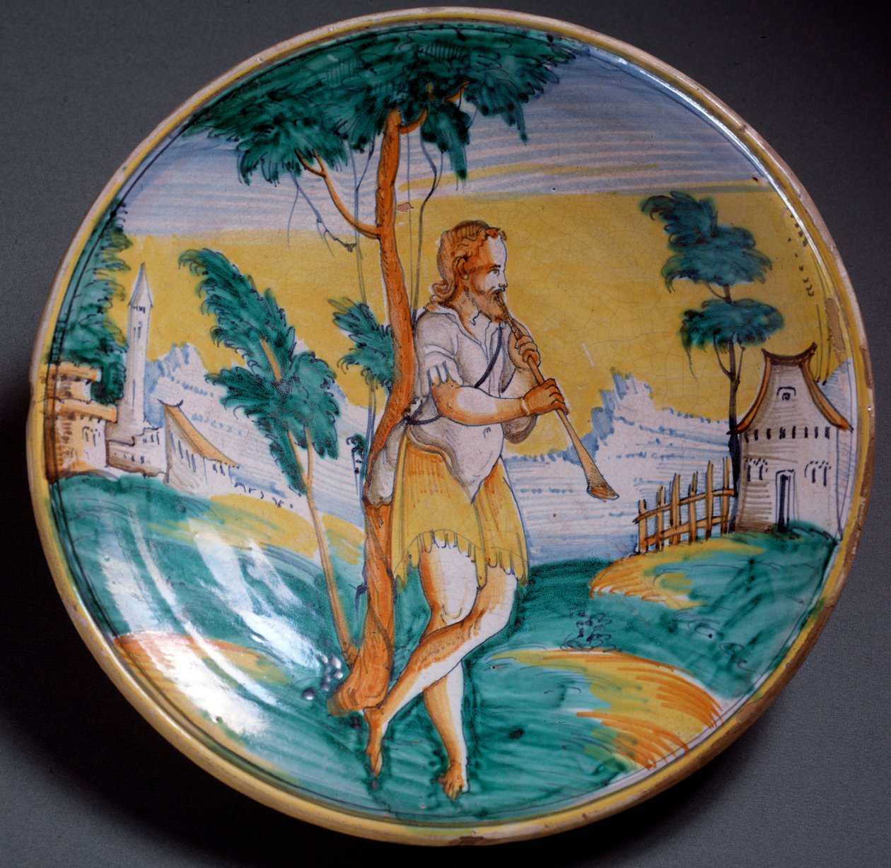 Arte rinascimentale: piatto decorato con un suonatore di flauto - Fine XVI secolo, produzione di Viterbo, Italia. Firenze, Museo Nazionale del Bargello da Italian School