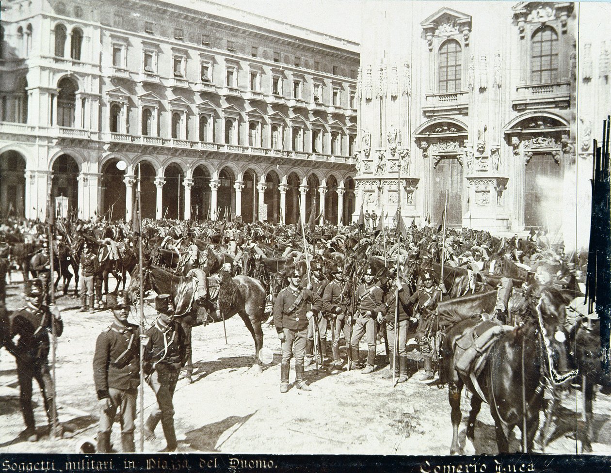 Soldati, sotto il comando del generale Bava Beccaris, davanti al Duomo, durante i disordini di Milano, 6-9 maggio 1898 da Italian School